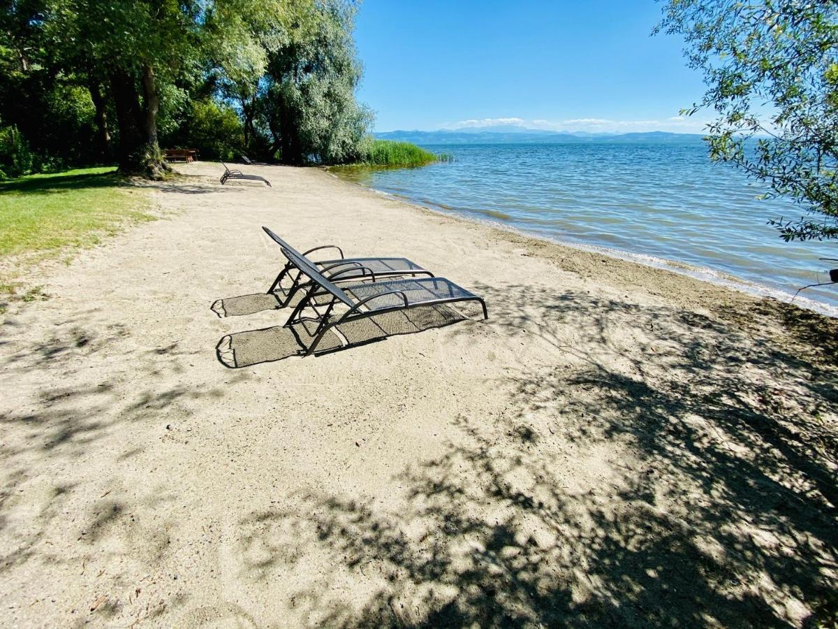 Ferien-Apartment Seewiesen Mit Privatstrand Friedrichshafen Bagian luar foto